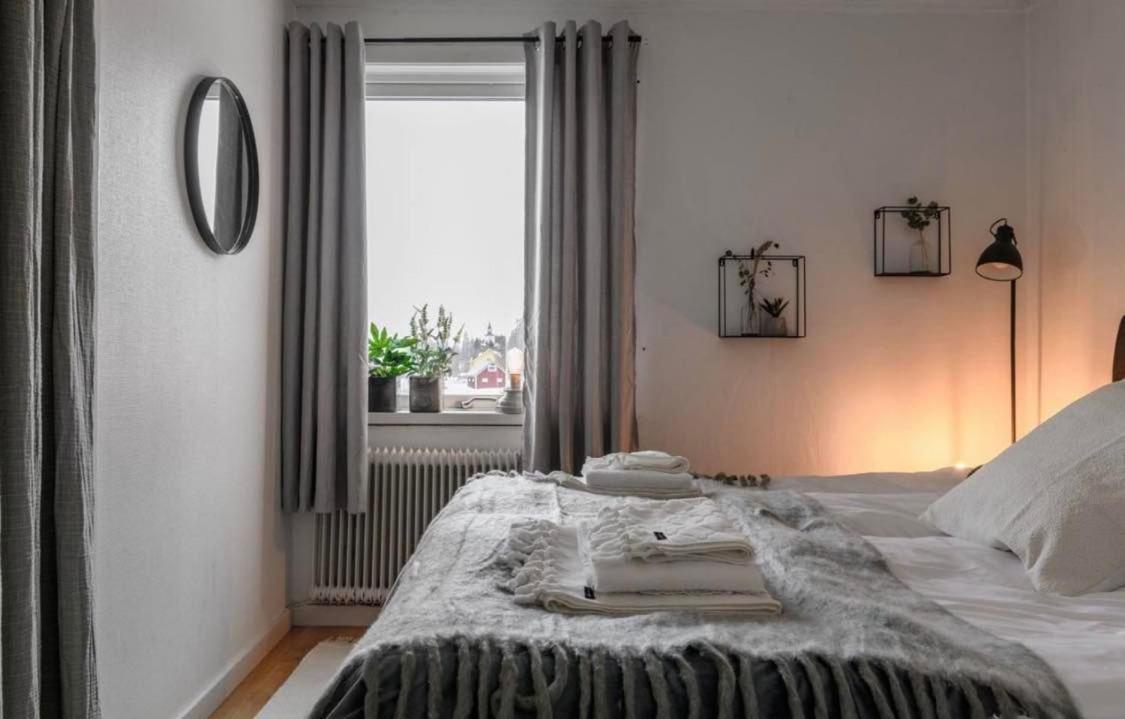 Tweepersoonskamer met 2 Aparte Bedden en Gedeelde Badkamer