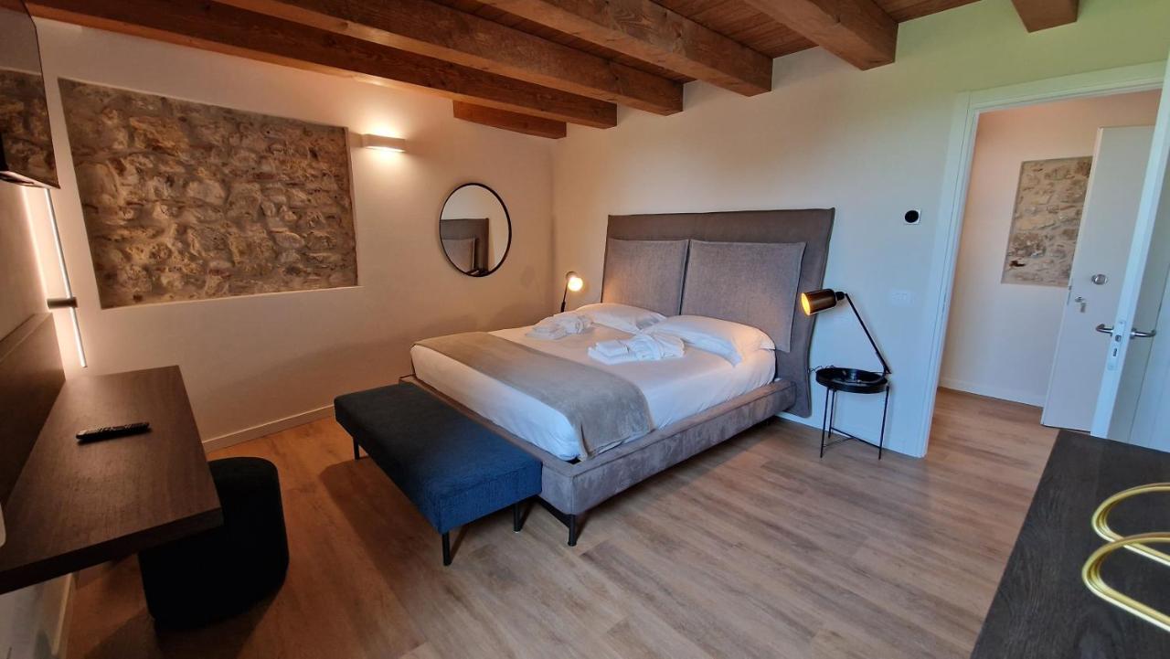 Zimmer mit Kingsize-Bett