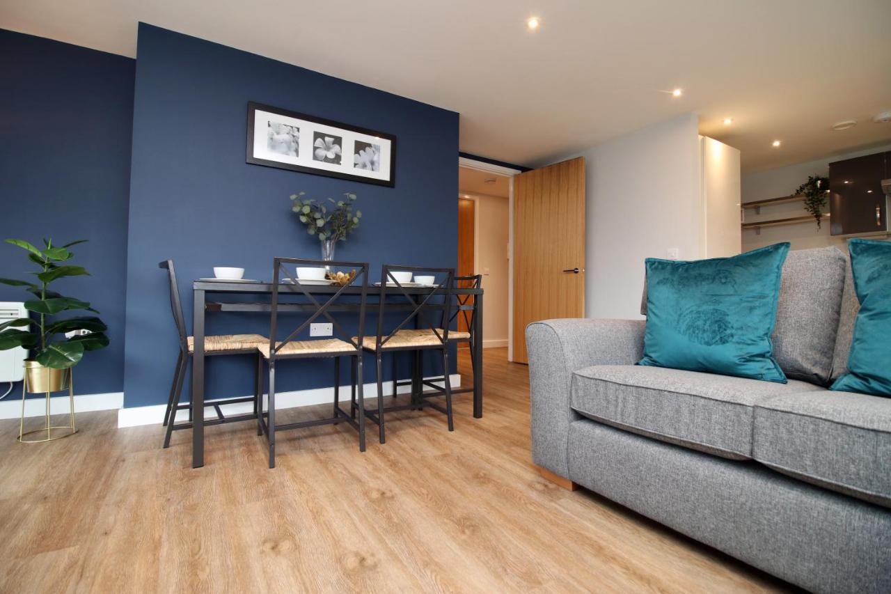 B&B Swindon - Violet's Corner Luxury Apartment by StayStaycations - Bed and Breakfast Swindon