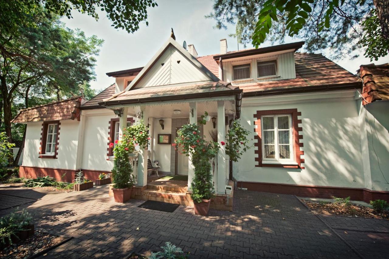 B&B Olsztyn - Dworek Pokoje Gościnne - Bed and Breakfast Olsztyn