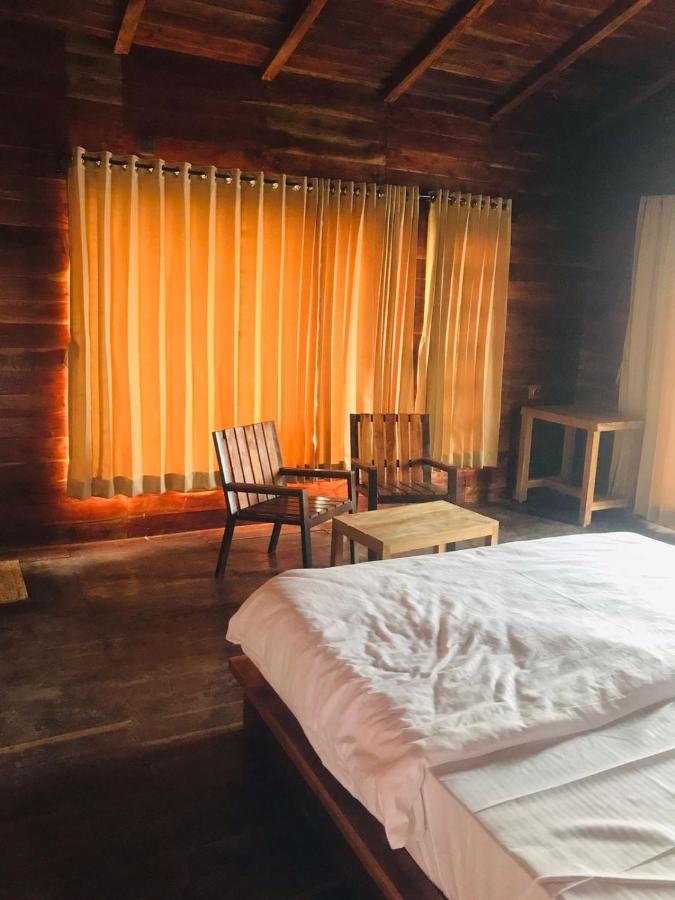 Zimmer mit Kingsize-Bett und Poolblick