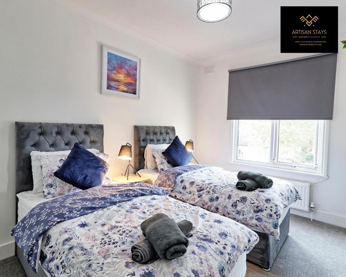 B&B Southend-on-Sea - Luxury Furnished Apartment in Southend-On-Sea by Artisan Stays I Bank Holiday Offer I Free Parking - Bed and Breakfast Southend-on-Sea