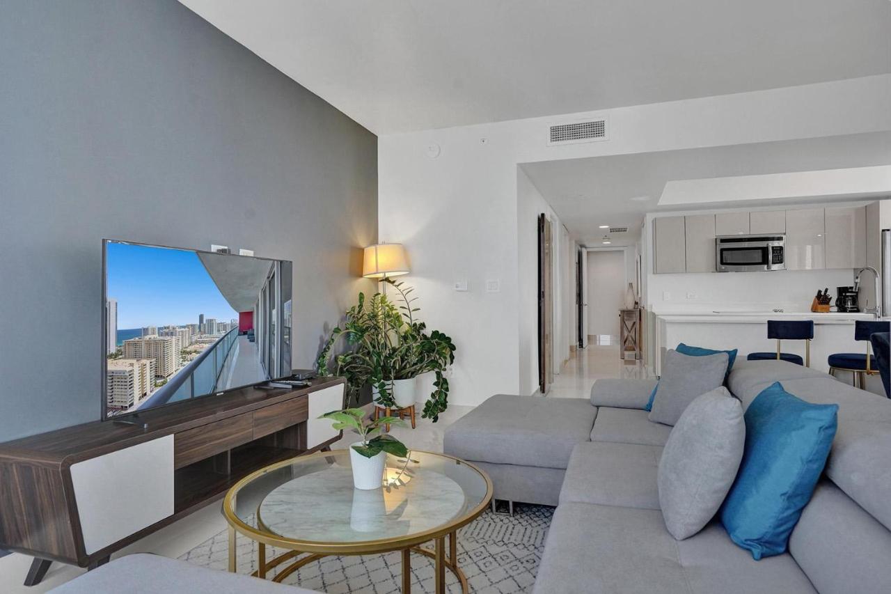 Stunning Beach Resort Large 4BR 3BA Condo 24 FL - B&B