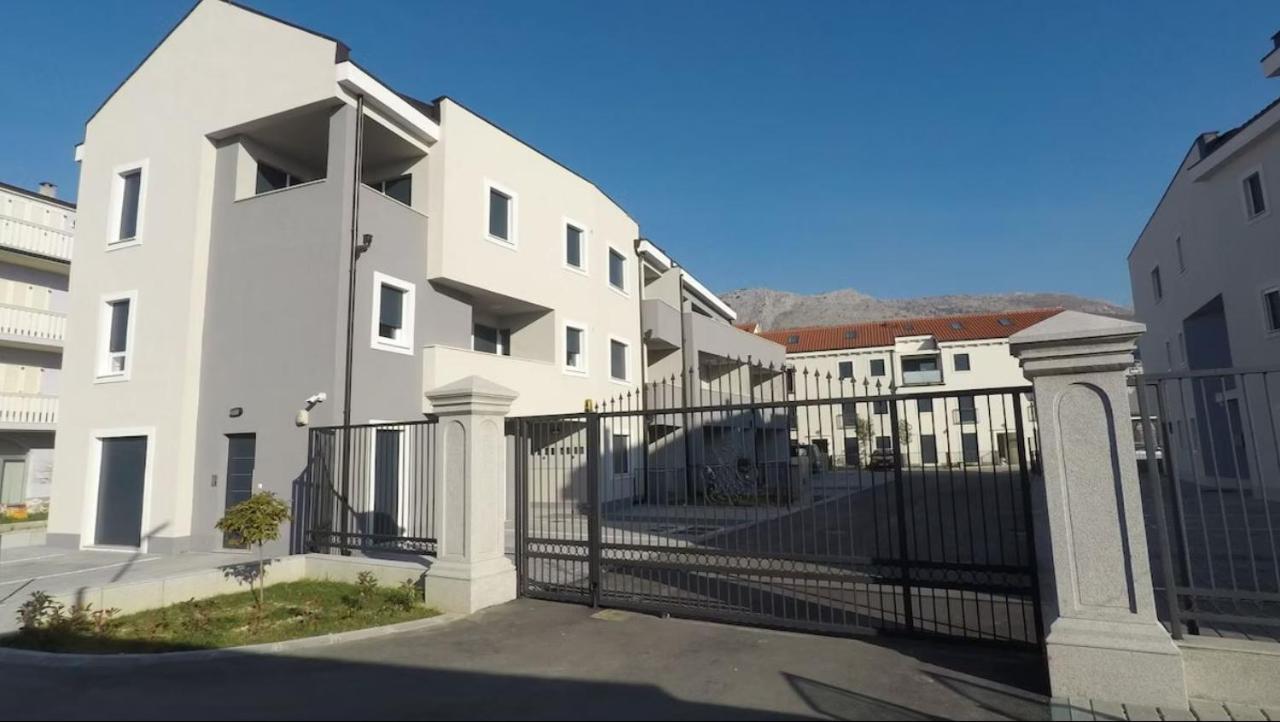 Apartment Laura - B&B Podstrana