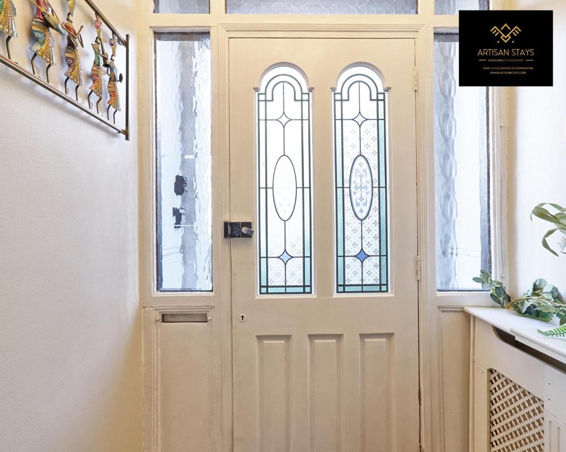 Stunning Tropical Oasis in Southend-on-Sea By Artisan Stays I Weekly or Monthly Stay Offer I Free Parking I Sleeps 7 - B&B