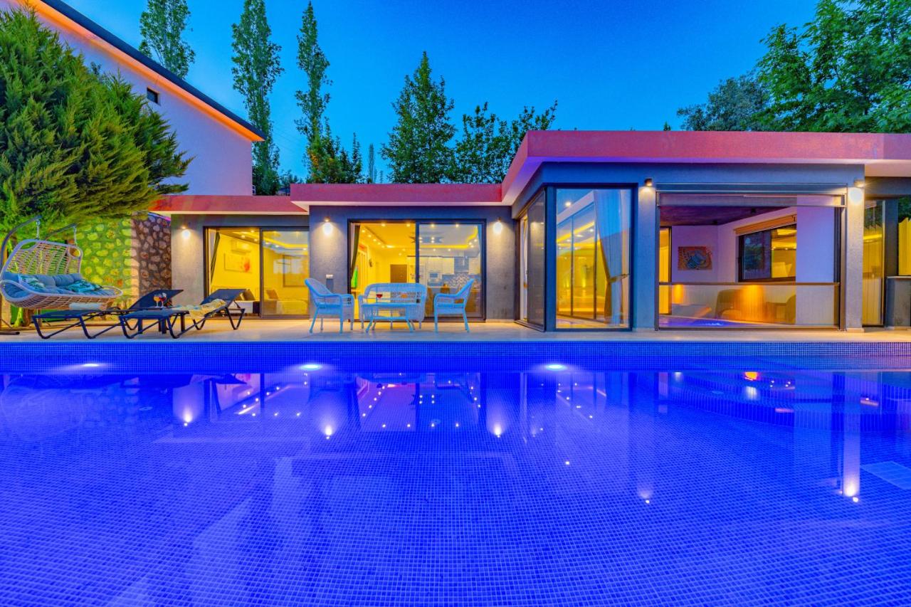 Villa Gloss kapalı ısıtmalı havuzlu tatil villası - B&B