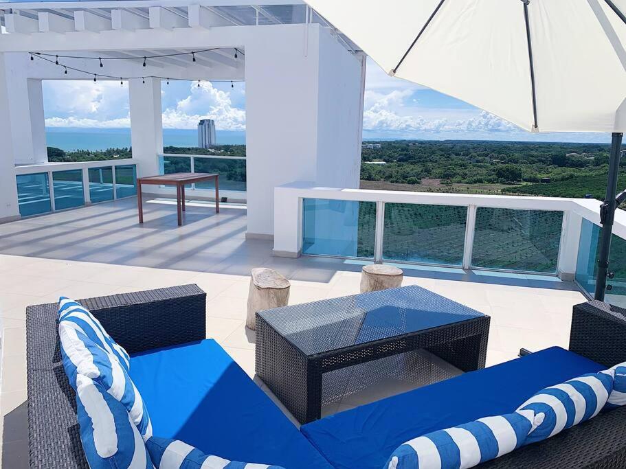 Playa Blanca Penthouse with Breathtaking Ocean Views - King Bed - Chambres d’hôtes Playa Blanca