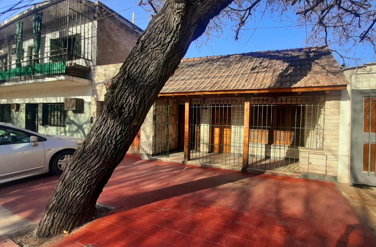 Casa Ideal para Turistas en Mendoza, Ubicación Perfecta, Patio con Parrilla y Parking privado Gratis a 100 mts - B&B