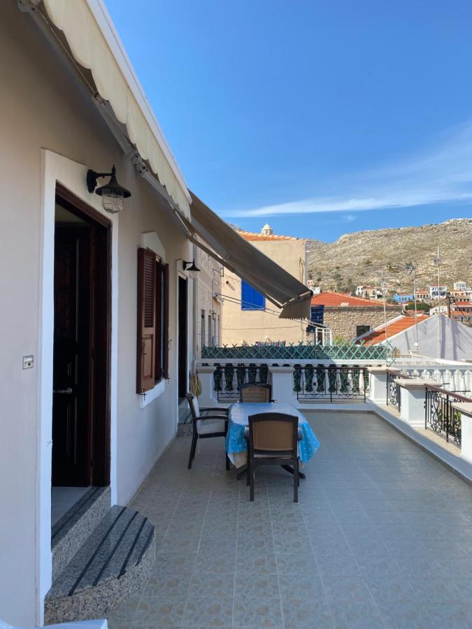 Traditional Villa Christos & Tholos In Chalki - Chambres d’hôtes Chalkeío