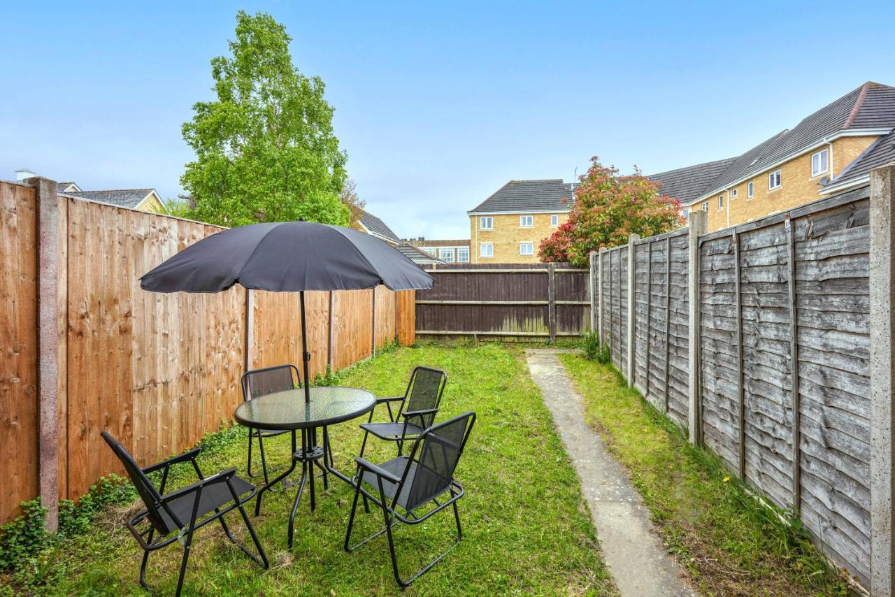 Stylish House - Close to City Centre and Luton Airport - Free Parking, Super-Fast Wifi, Garden and Smart TV with Netflix by Yoko Property - Chambres d'hôtes Luton