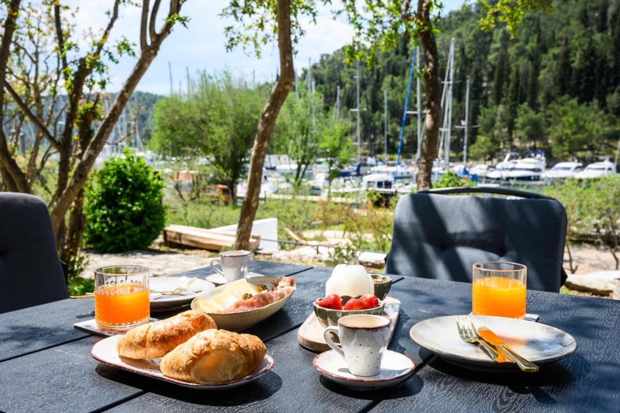 Mila and Jurija Formenti 2 apartments in heart of nautic marina, with heated swimming pool May till October, bikes, Sup, kajak, free parking in our garden - B&B Skradin