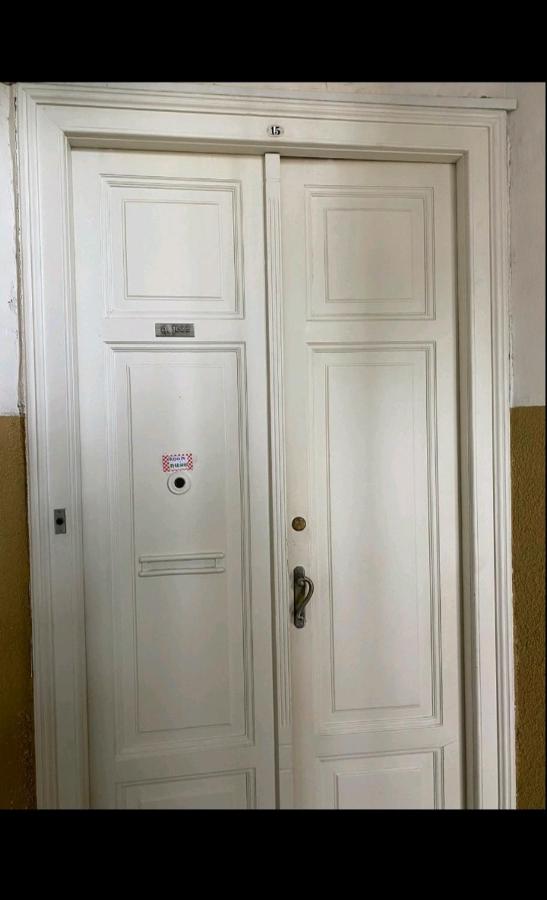 Habitación con cama extragrande y balcón