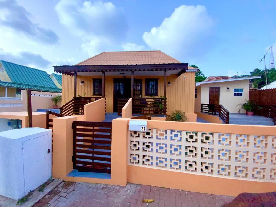 Cheerful 2-bedroom home with patio near city center - B&B