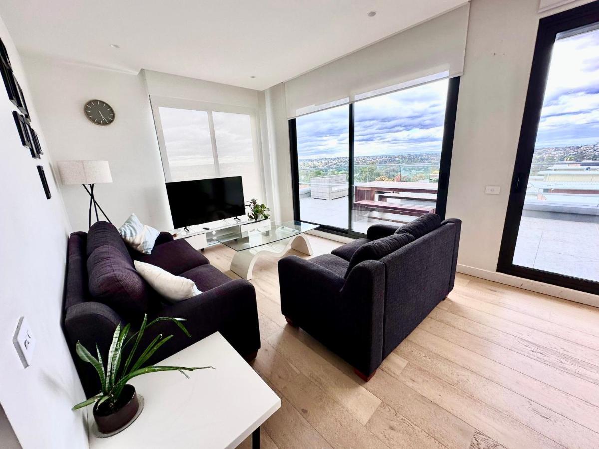 B&B Maribyrnong - 2 Bed 2 Bathroom Penthouse With Amazing Balcony & City Views - Across From Highpoint - Bed and Breakfast Maribyrnong