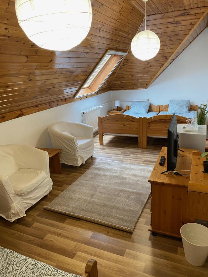 Dreibettzimmer mit Gartenblick