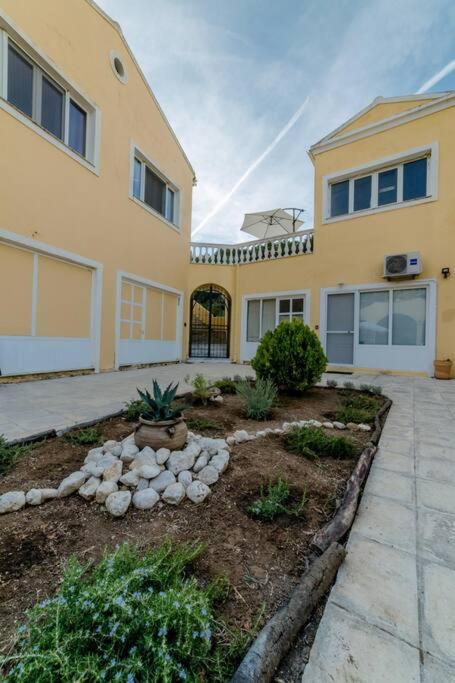 Corfu Stinados Apartment - B&B Giannádes