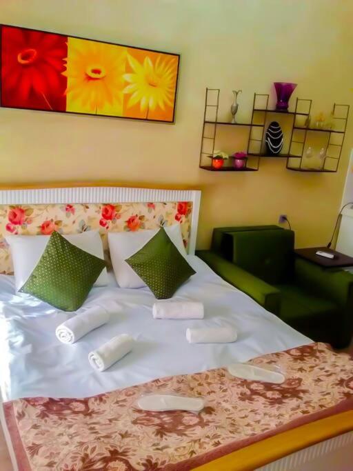 B&B Baku - LIVE-INN ROMANTIC & CENTRAL studio with LIFT, GARDEN & AIRPORT SHUTTLE - Bed and Breakfast Baku