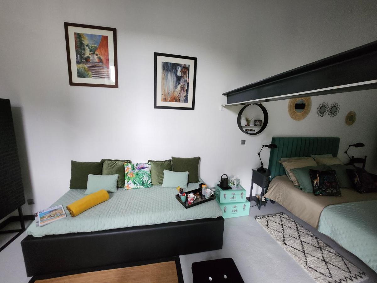 Zimmer mit Queensize-Bett und Gartenblick