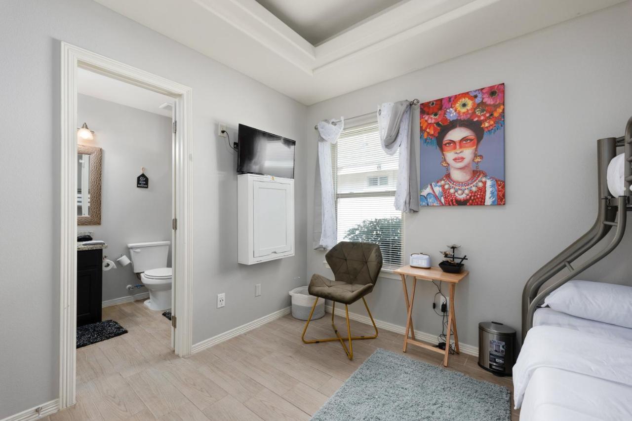 Stylish Furnished 2Bd 2Ba Apartment with Wifi Close to Shopping and Entertainment in McAllen Month to month contract on long term stays - Chambres d'hôtes Edinburg