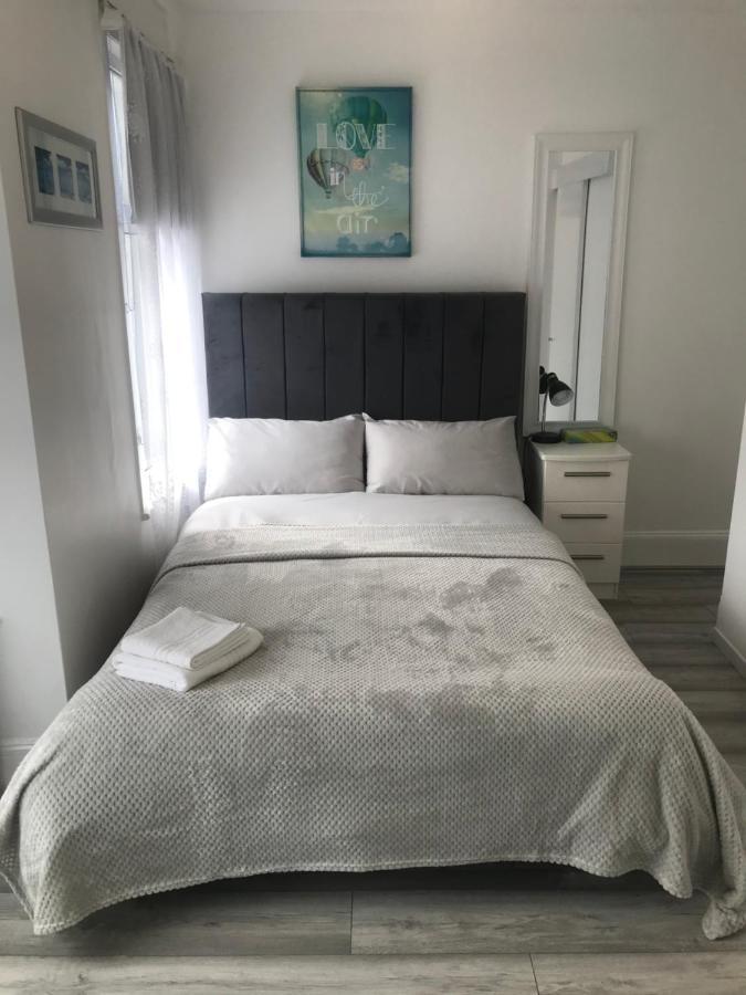 B&B Plumstead - En Suite Double Room 2 - Bed and Breakfast Plumstead