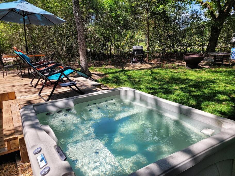 B&B Navasota - Hot Tub Private Cabin 5 min to College Station - Bed and Breakfast Navasota