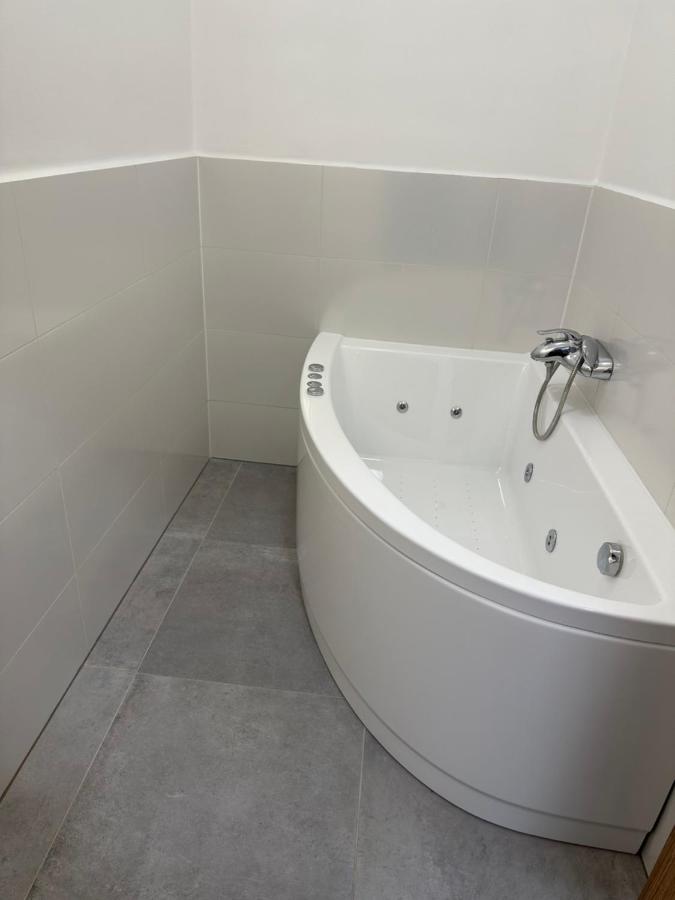 Nowy Apartament z jacuzzi w Bielsku-Białej - B&B Bielsko-Biała