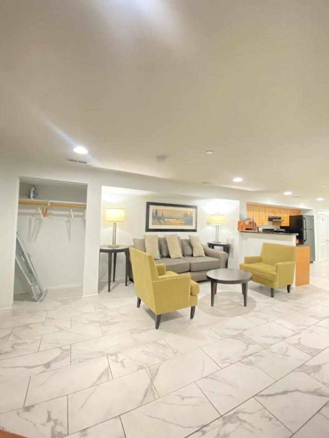 B&B Washington D.C. - Lovely Remodeled 2bdrm Basement Home - Bed and Breakfast Washington D.C.