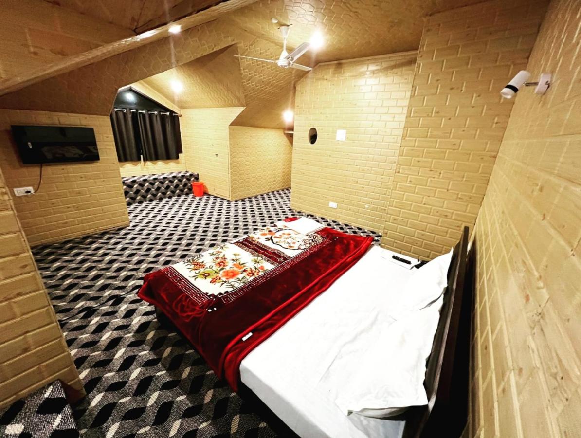 B&B Srinagar - HOTEL SOLITAIRE - Bed and Breakfast Srinagar