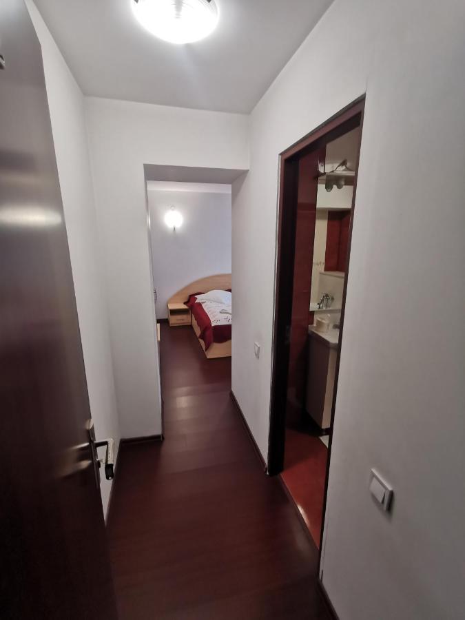 Tweepersoonskamer met 2 Aparte Bedden en Eigen Badkamer