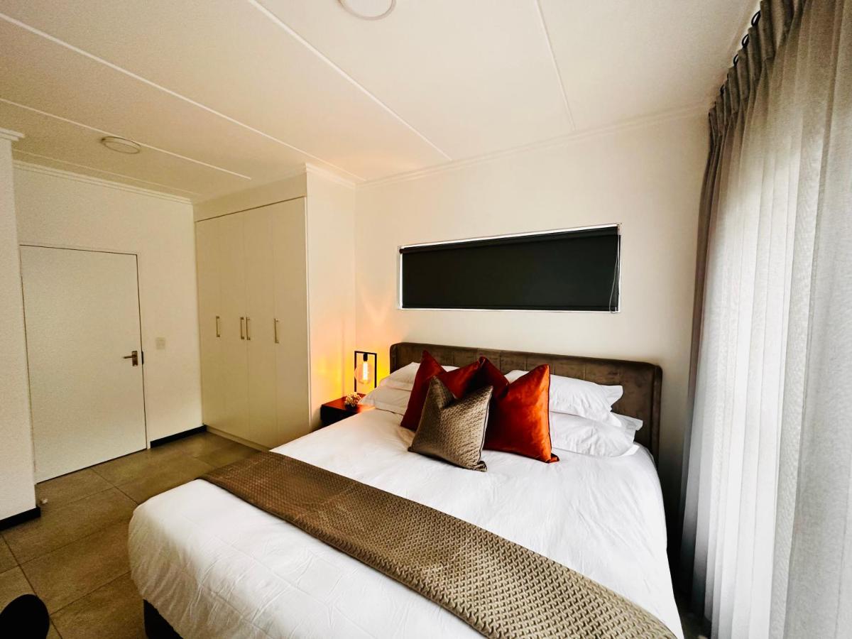 Stylish Executive Apartment with Power Backup - Bed and Breakfast