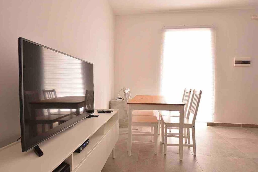 B&B Gżira - 2 Bedroom Nicely Furnished Seaside Apartment in Gzira - Dima 2 - Bed and Breakfast Gżira