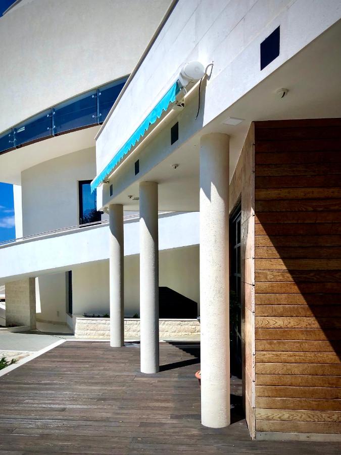 Appartement met 1 slaapkamer, een terras en uitzicht op zee.