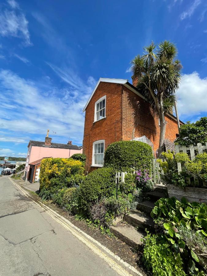 B&B Chelmondiston - Suffolk Riverside Cottage with Panoramic Views in Pin Mill - Bed and Breakfast Chelmondiston