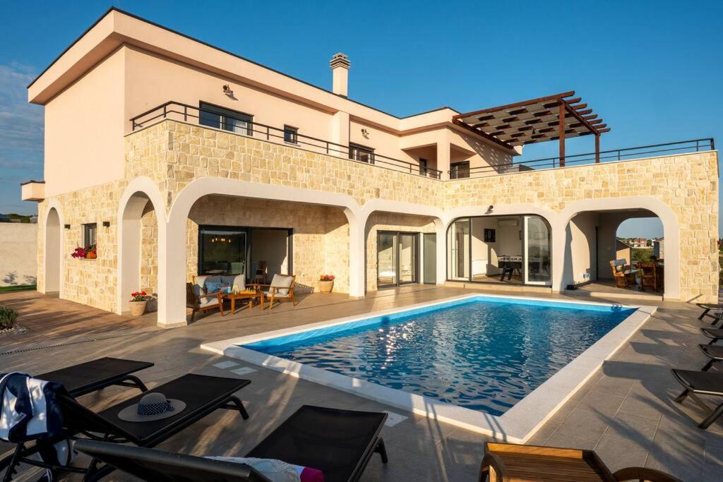 Villa Roza s privatnim grijanim bazenom i jacuzzijem - B&B Sukošan