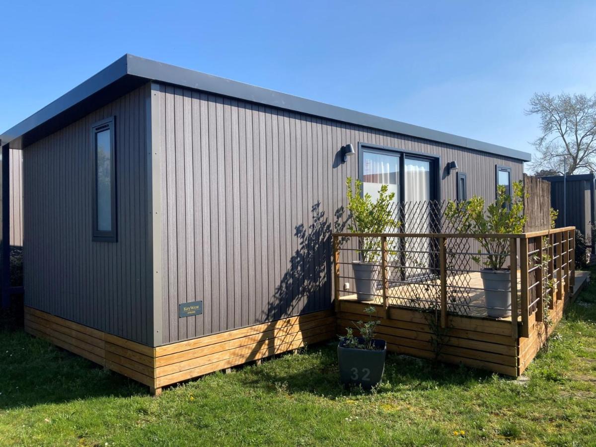 Mobil-home 3 chambres avec piscine chauffée, proche plage et commerces - FR-1-361A-16 - B&B