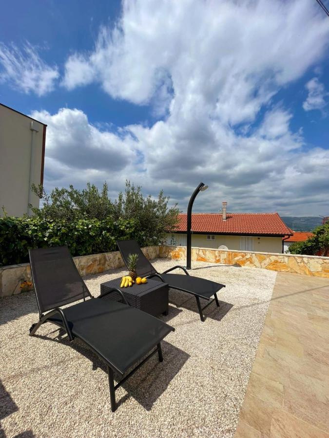 Apartment Tina, Modern, Private SeaView Outdoor Terrace, BBQ, close to beach, 2 bedrooms - B&B Traù