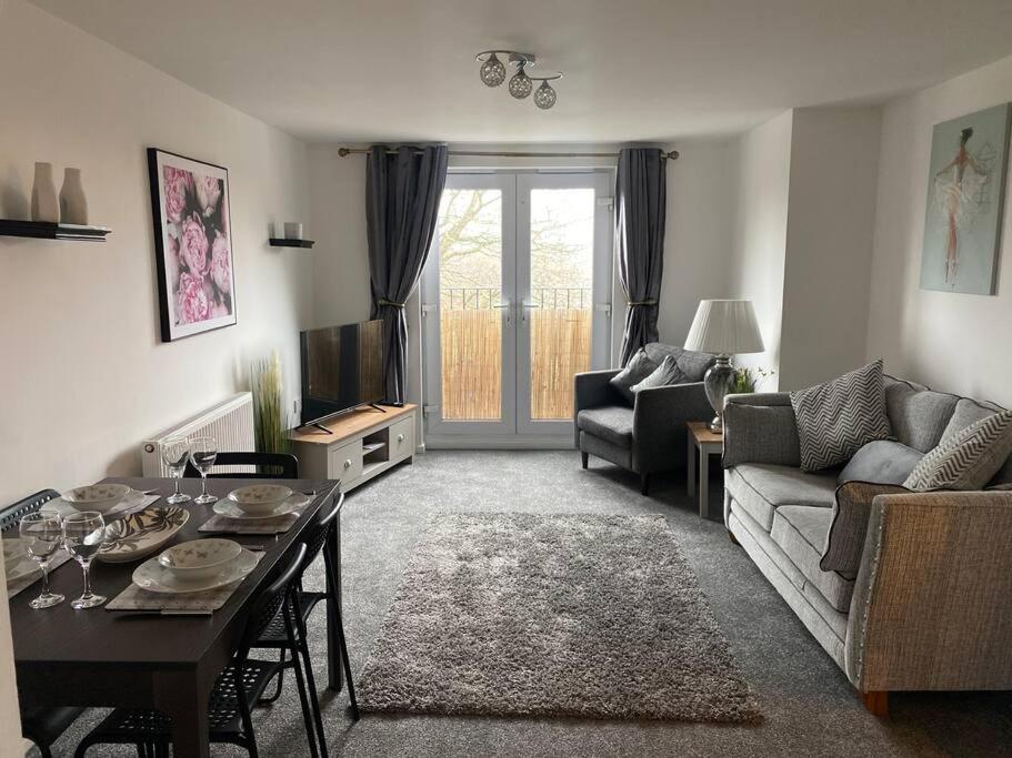 B&B Doncaster - Lovely 2nd floor 2 bed flat sleeps 4 - Bed and Breakfast Doncaster