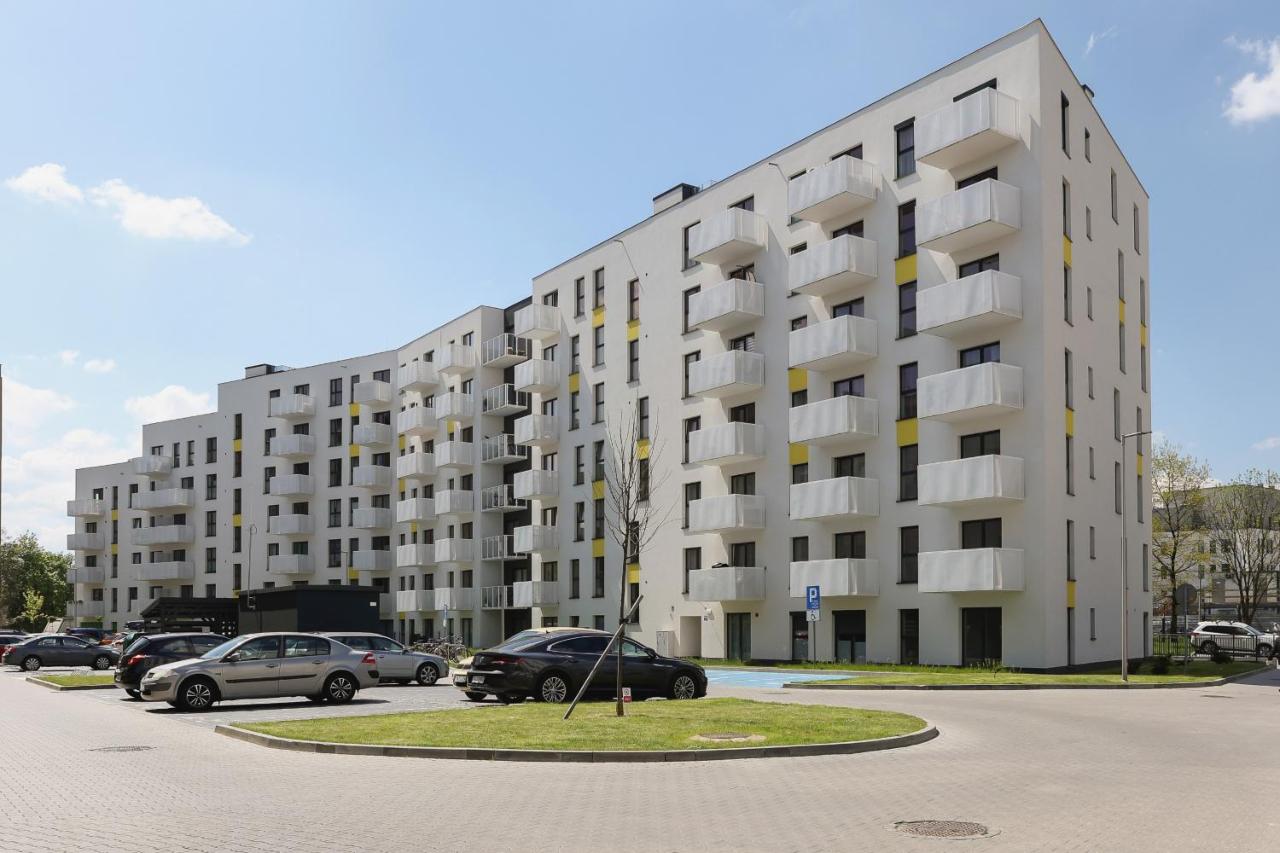 Family Apartment with Parking & Terrace by Noclegi Renters - Chambres d’hôtes