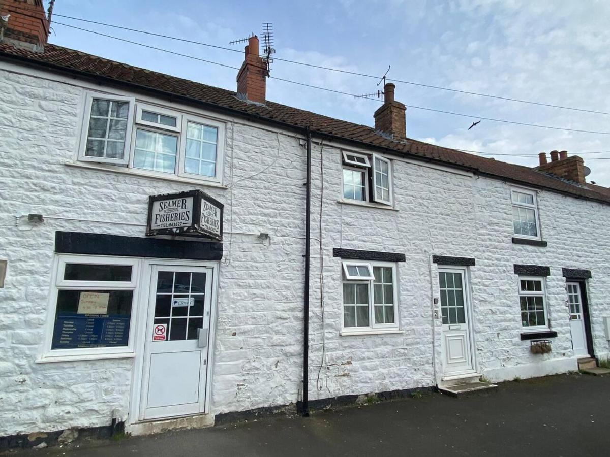 B&B Scarborough - 3 Bedroom Cottage Sleeps 5 village location - Bed and Breakfast Scarborough
