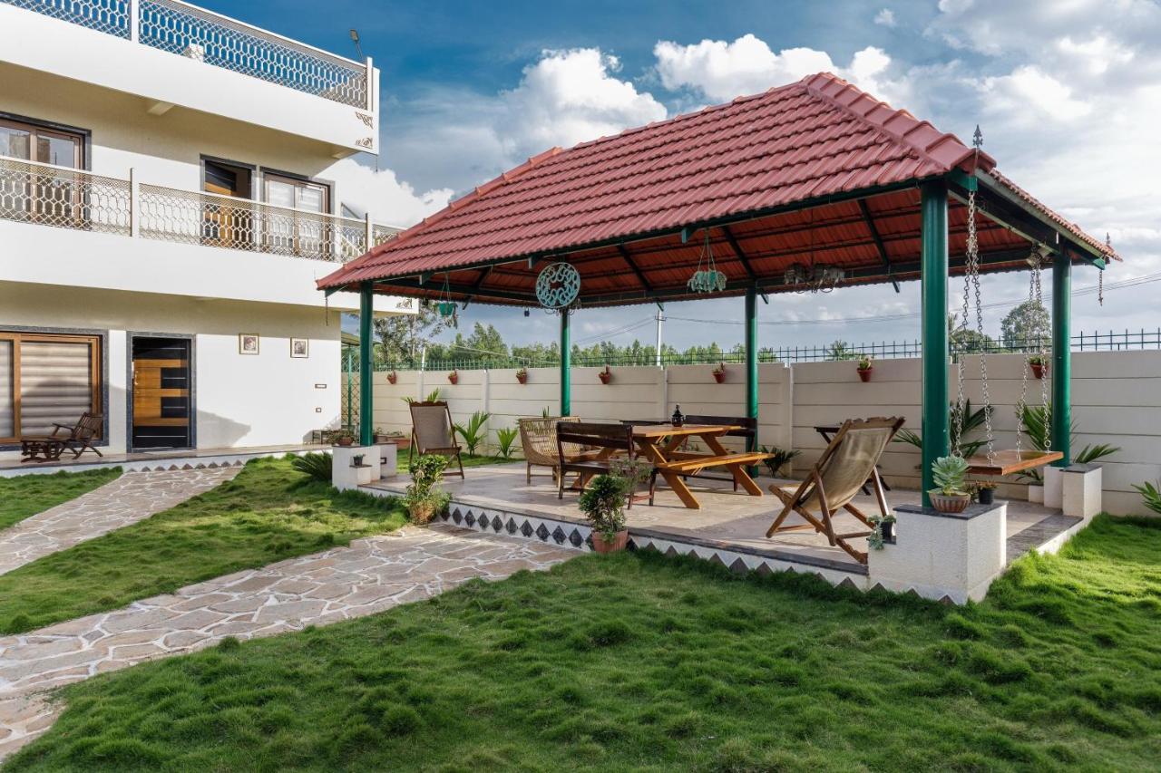 B&B Chik Bānavar - Tropicana Twins Villa By JadeCaps 5BHK Villa With Projector, Pvt Jacuzzi Near IKIA - Bed and Breakfast Chik Bānavar