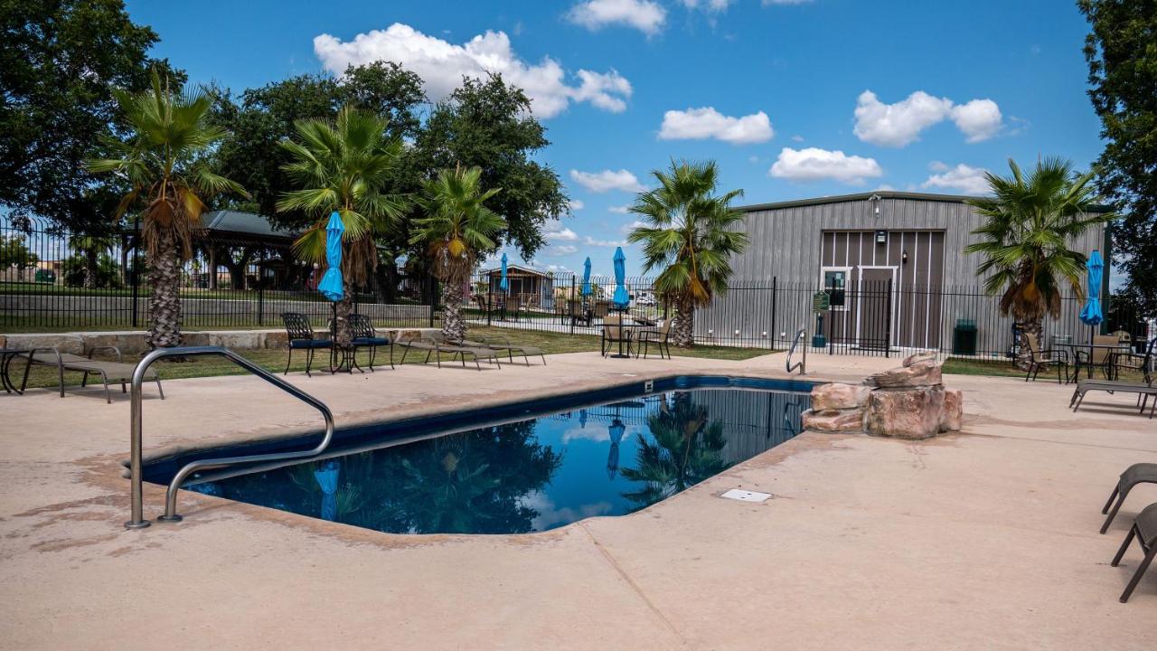 B&B New Braunfels - D&R Rivercity RV Resort - Bed and Breakfast New Braunfels