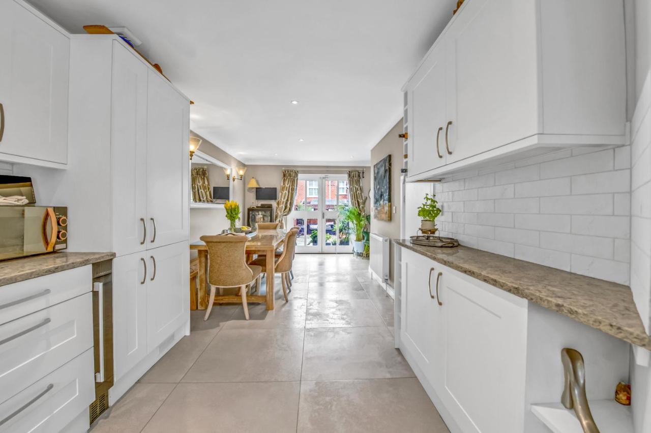 Stylish 3 bedroom townhouse for 5 guests, set in the medieval grid with off street parking - Bed and Breakfast Bury St. Edmunds