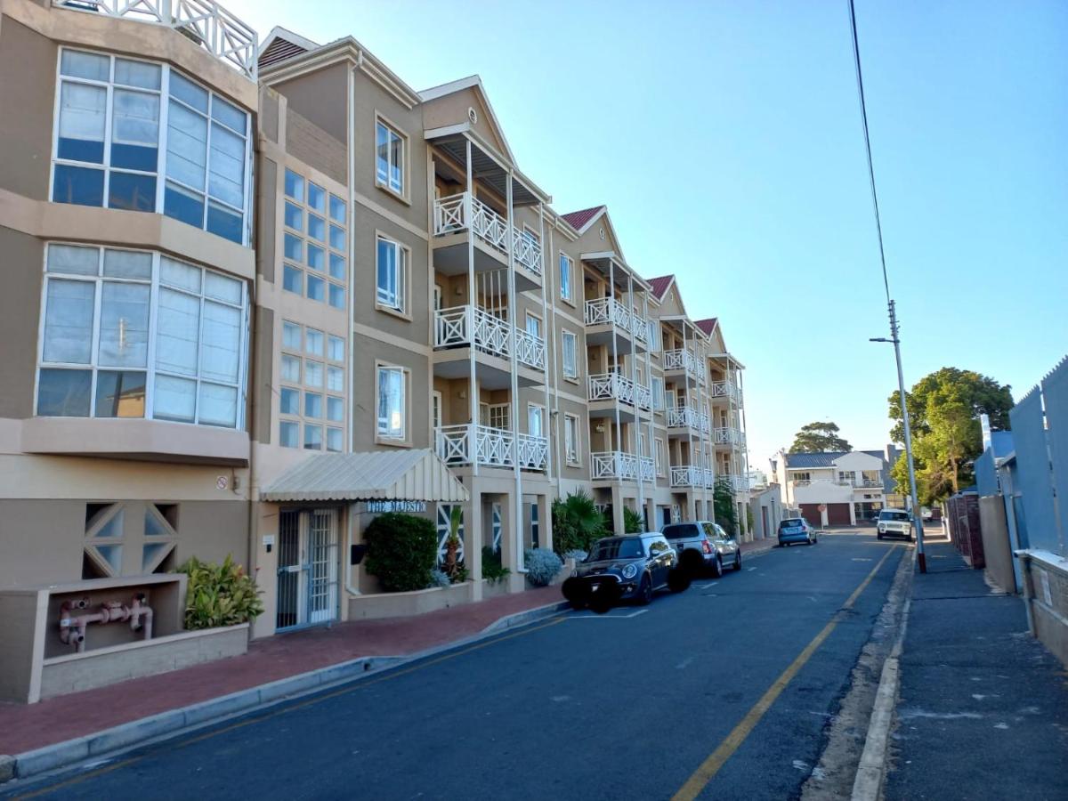 Royal Classico Getaway in Strand Beach - B&B