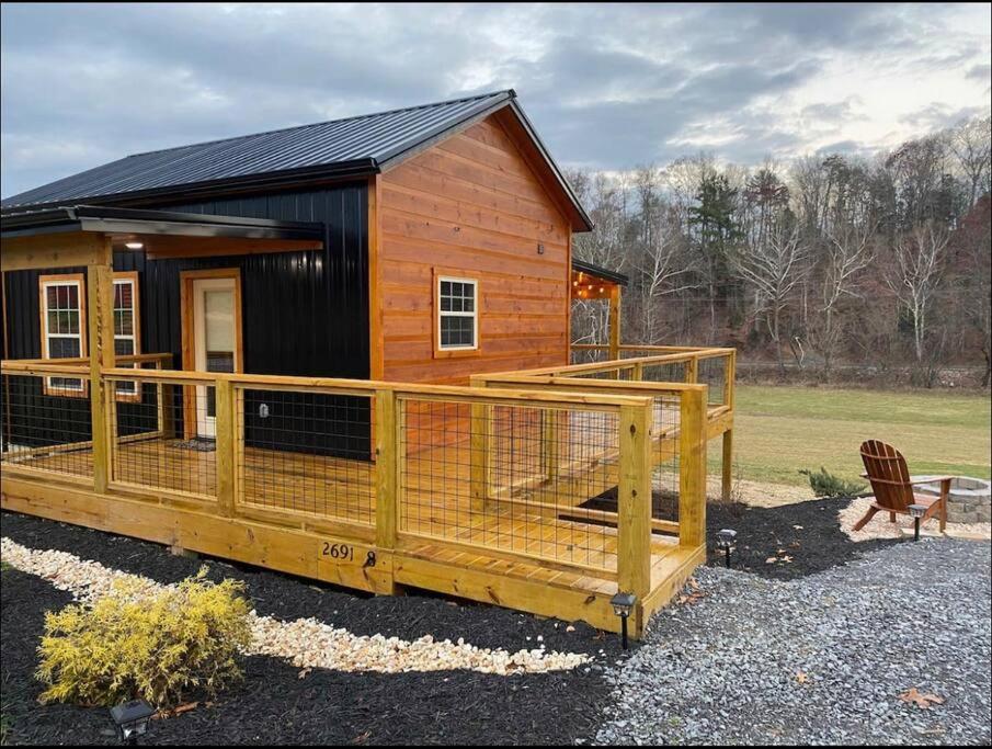 New Construction Pet Friendly Tiny Home W/ Hot Tub - B&B Sevierville