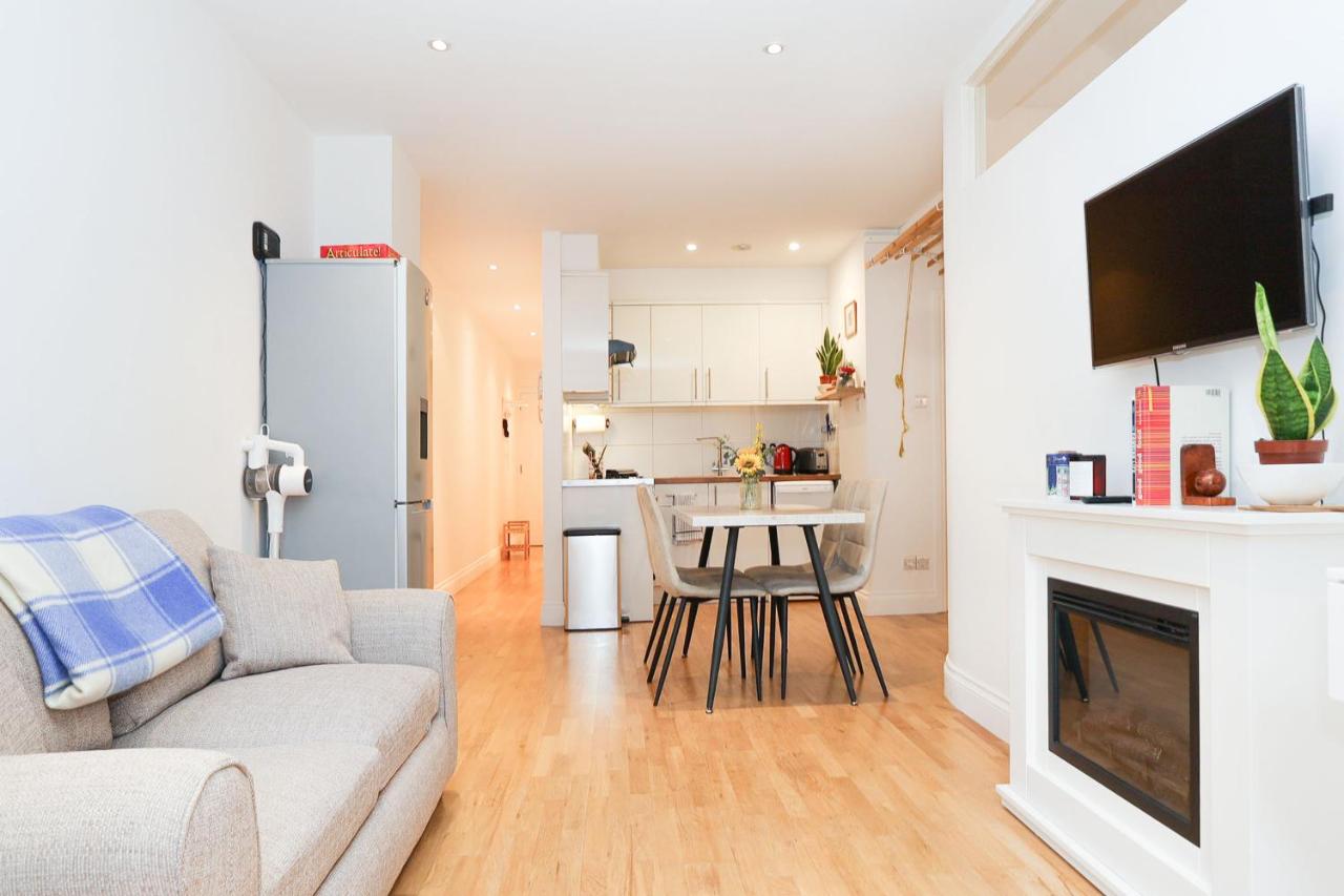 Bright 2-bed garden flat with skylights in Chelsea - Ferienwohnung London