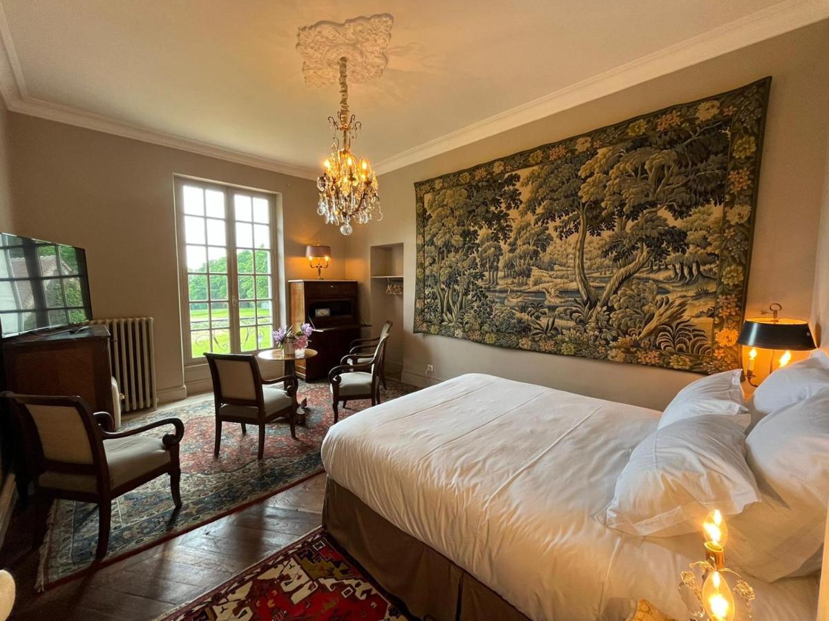 Habitación con cama grande y vistas al jardín