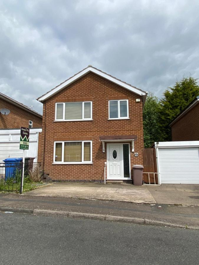 Birch Avenue House, entire house with 4 bedrooms, free parking, free WI-FI, Smart TV, washing machine, easy access to M1 - B&B