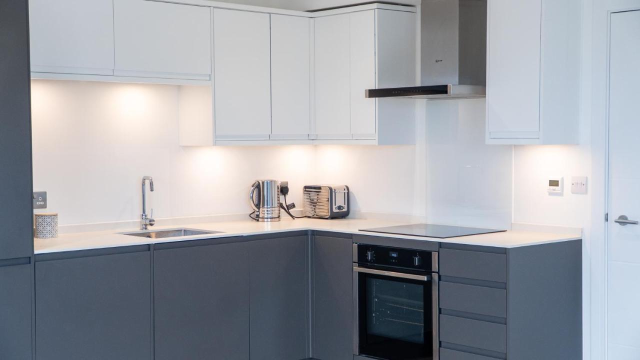 B&B Loughton - Lovely 2 bed Penthouse in Loughton central location - Bed and Breakfast Loughton
