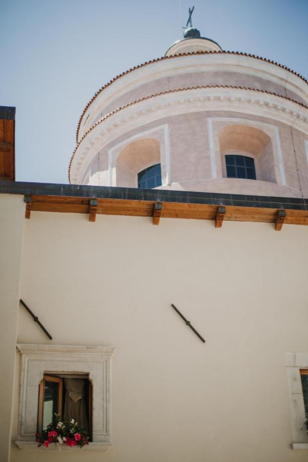 La finestra sul cortile by TraMonti Apartments - B&B
