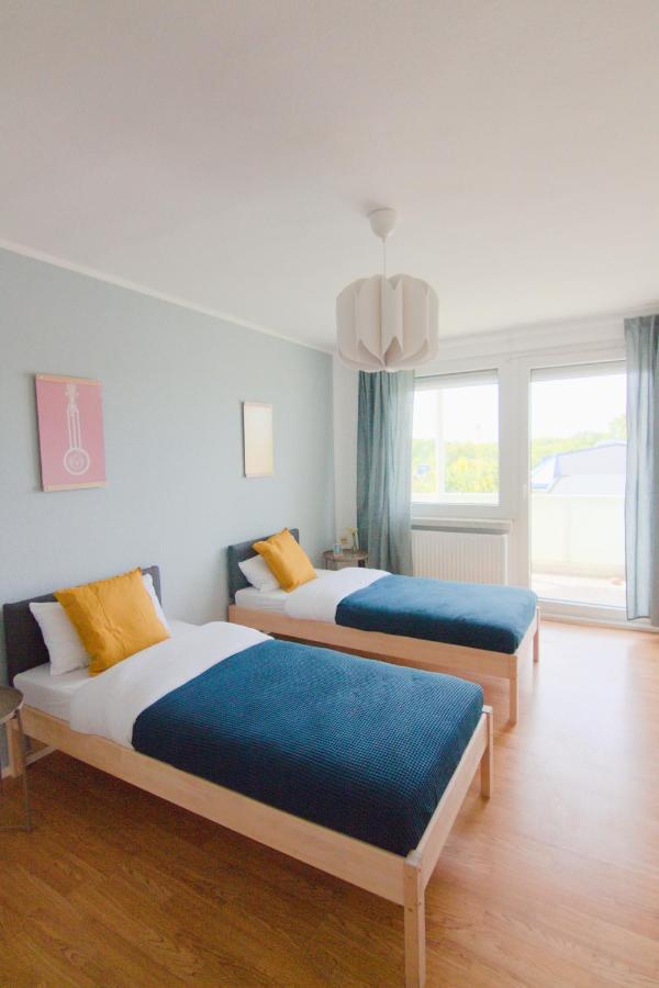 B&B Magdeburg - Luvono - 3 Zimmer / Balkon / Netflix / Disney+ - Bed and Breakfast Magdeburg